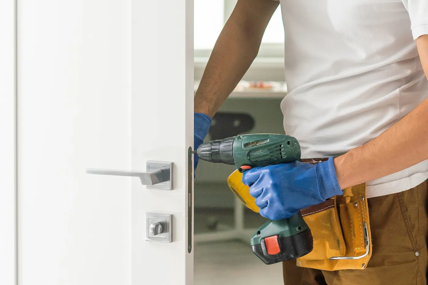 Pose d'une poignée et d'une serrure sur une porte d'appartement à Saint-Cloud